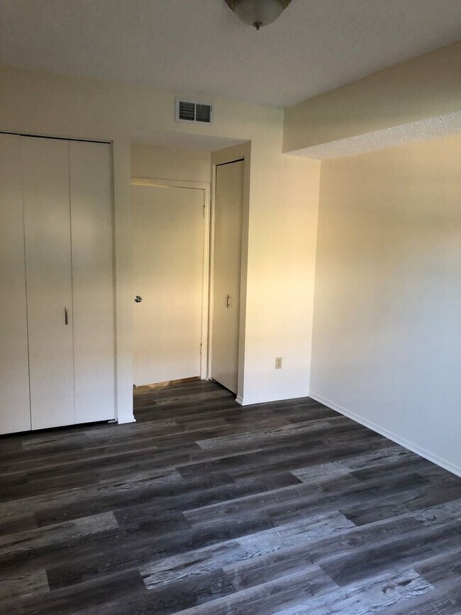 Building Photo - LOOK AND LEASE OFFER: $500.00 OFF 1st MONT...