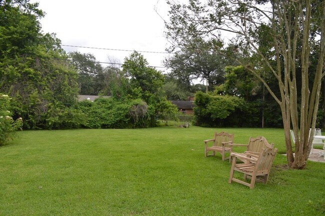 Building Photo - 1744 Pine Village Dr