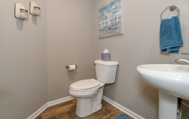 Building Photo - AVAILABLE NOW!