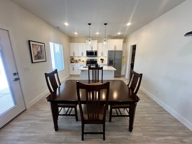 Building Photo - Move in Discount! 3 bedroom - 2.5 bathroom...