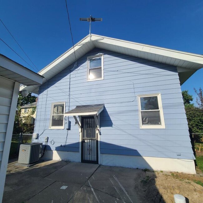 Building Photo - 2728 Crescent Ave