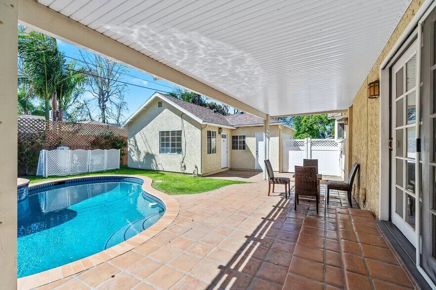 Huge entertainment area that is covered - 14024 Peach Grove St