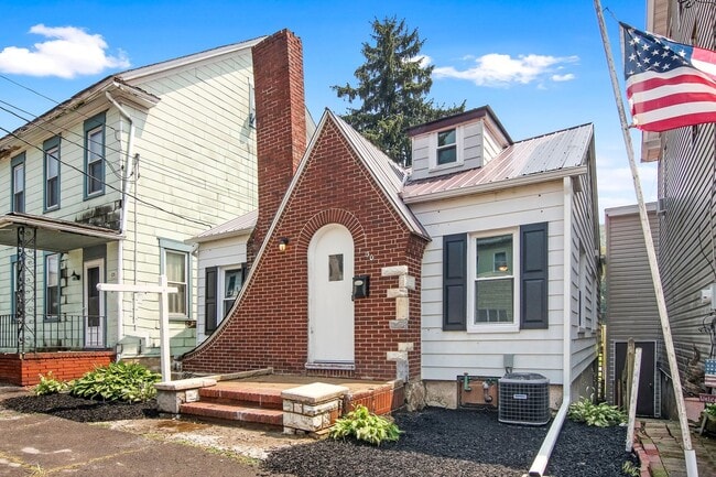 Building Photo - Coming Soon! Charming 3 Bedroom, 1 Bath Si...