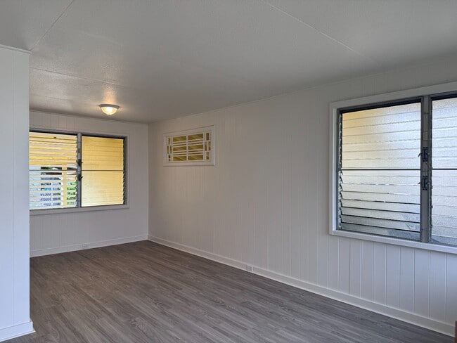 Building Photo - 2 Bed/1 Bath/ 1 Parking w/ Split A/C unit