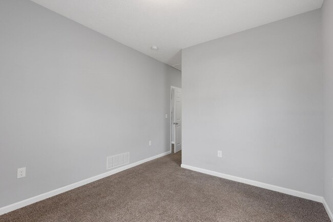 Building Photo - 2 bed 2 bath available