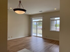 Building Photo - 654 N Santa Cruz Ave