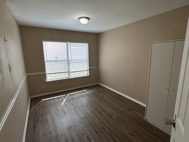 Building Photo - 5850 Spring Pebble