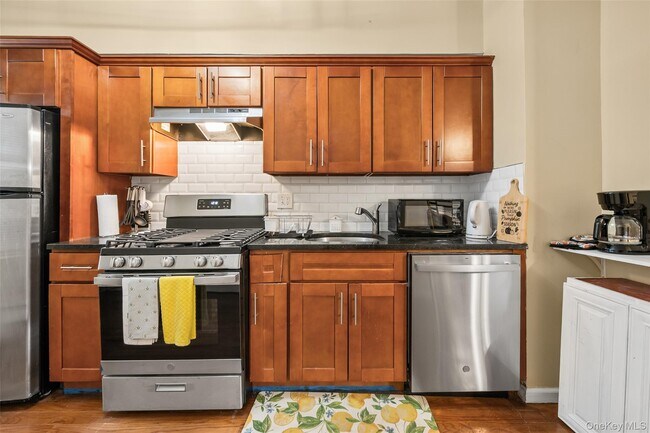 Building Photo - 611 Linwood St