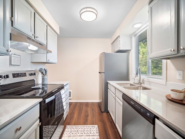 Building Photo - Clean and Cozy 2 bedroom condo with private parking