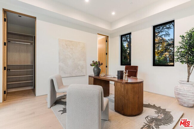 Building Photo - 5064 Encino Ave