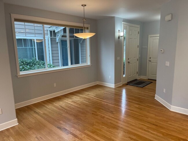 Building Photo - Spacious 3BD/2.5BTH Available for Lease in...
