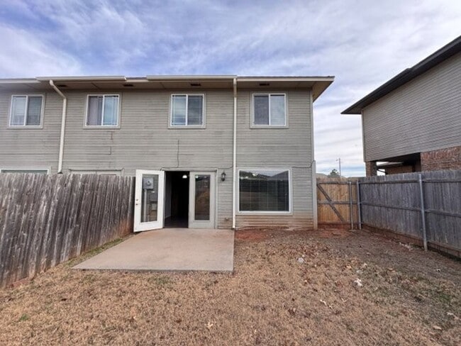 Building Photo - 3 bedroom 2 story duplex in Deer Creek schools!