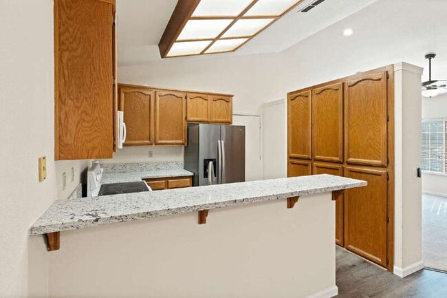 Building Photo - 5740 Laguna Park Dr