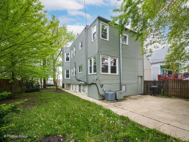Building Photo - 3750 W Cortland St