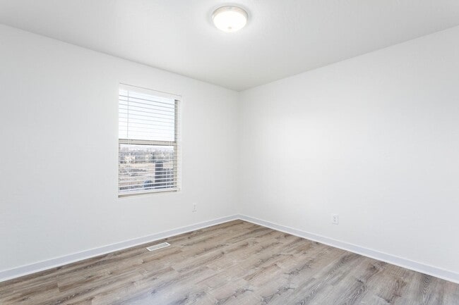 Building Photo - Tranquil Retreat in Trailside