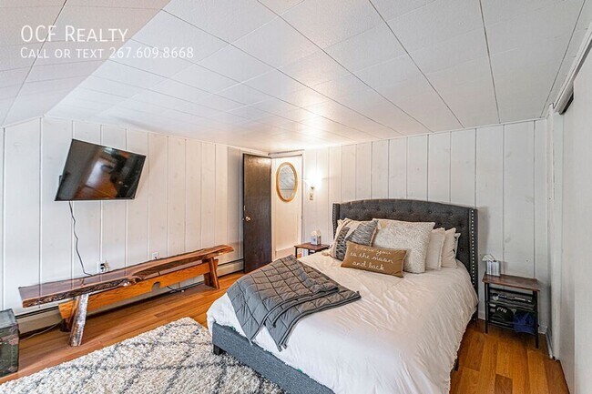 Building Photo - 330 W 3rd Ave