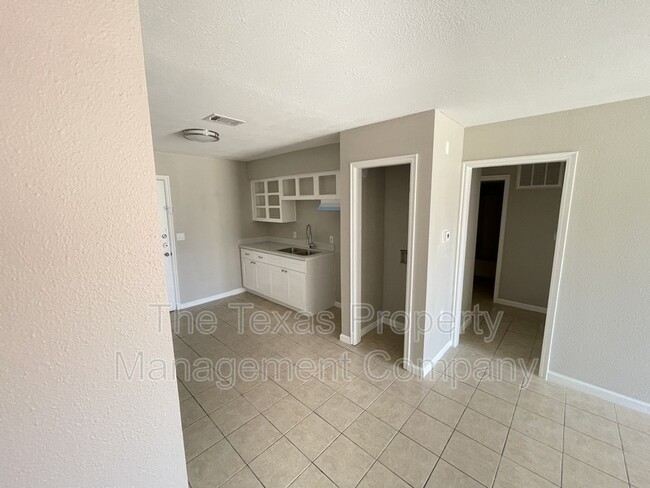 Building Photo - 4404 Tampico St