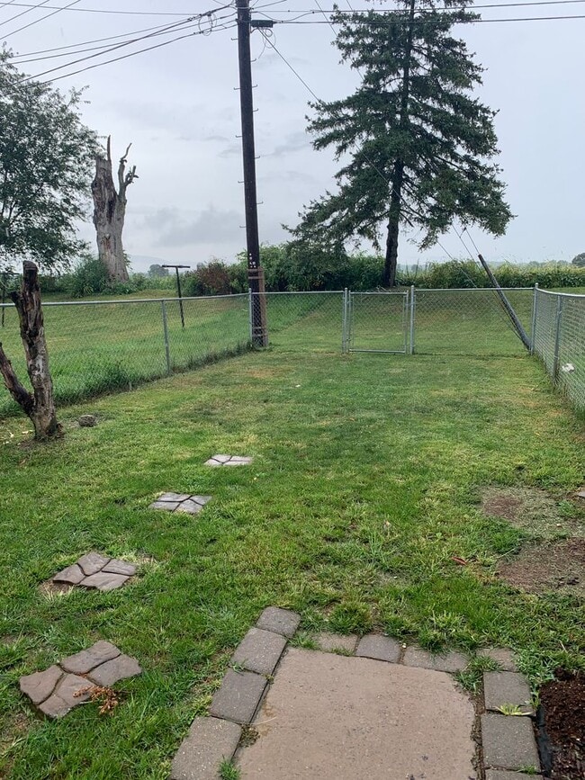 Building Photo - Available June 1st | 2 Bedroom Townhouse