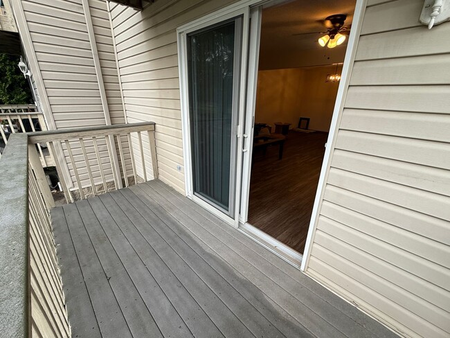 Building Photo - Beautiful 2 Bedroom Townhome - Only Steps ...