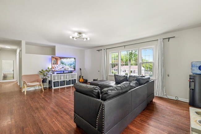 Building Photo - Affordable, Spacious AND Convenient Walk t...