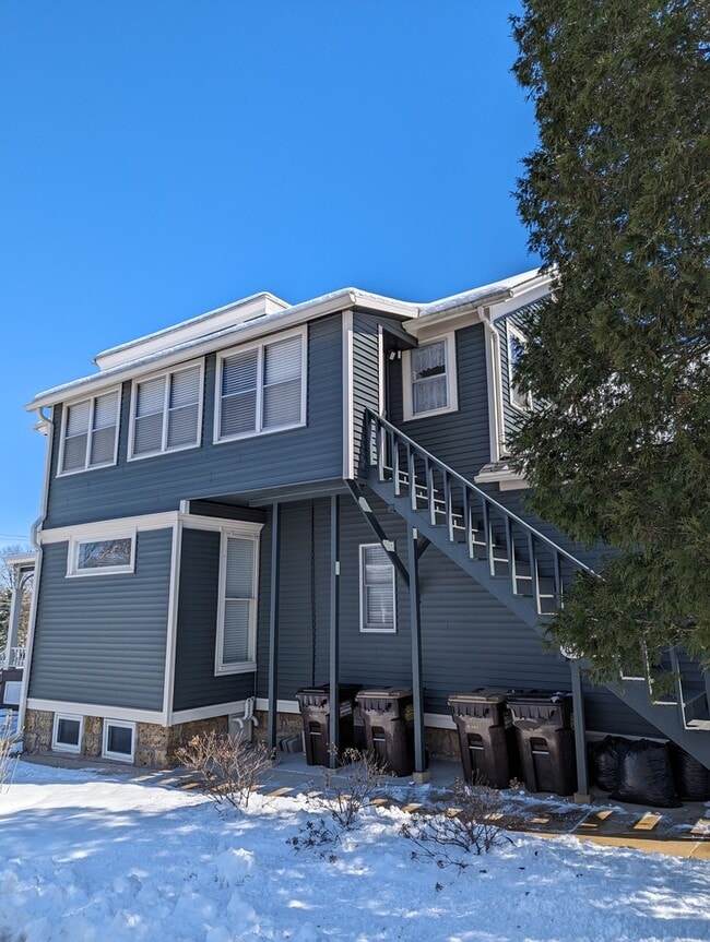 Building Photo - 837 W Stephenson St