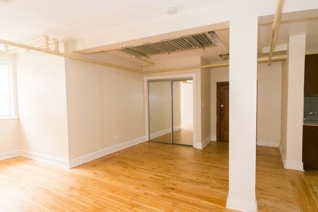 Building Photo - 4830 W Addison St