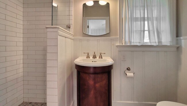 Building Photo - STUNNING 3 bedroom home with a BEAUTIFUL garden in Dumbarton. COME SEE!