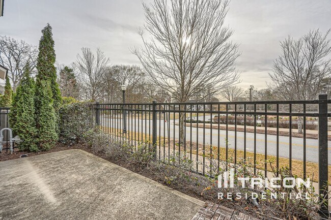 Building Photo - 1068 Moorewood Ln S E