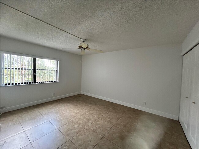 Building Photo - 200 Lakeview Dr