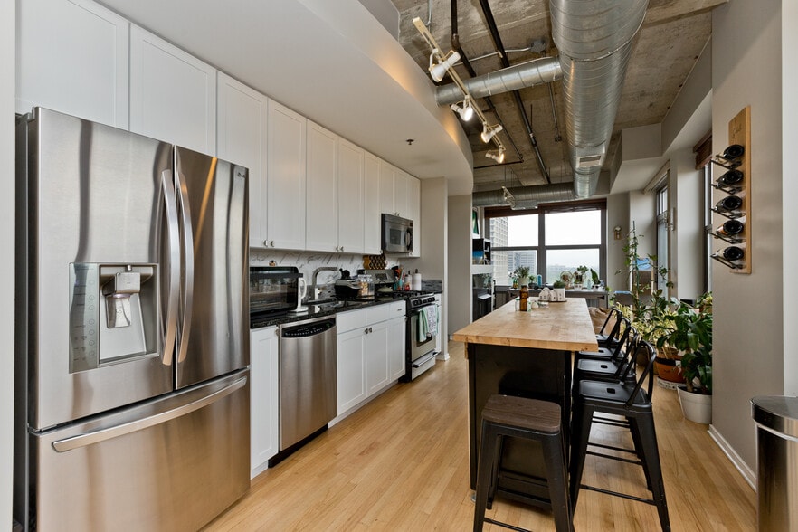 Building Photo - 933 W Van Buren St