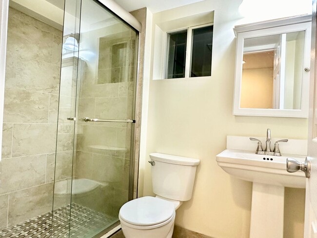 Building Photo - Detached 4 bed 3 bath. Pets Welcome!