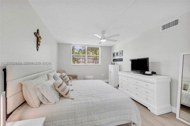Building Photo - 9091 Lime Bay Blvd