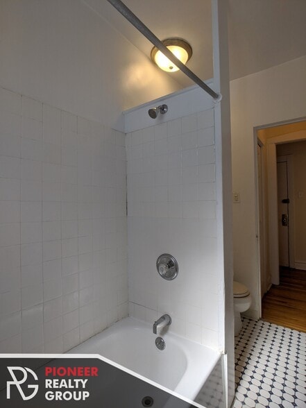 Building Photo - 957 W Cornelia Ave