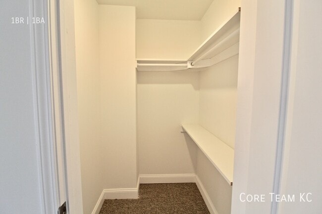 Building Photo - 1901 Olathe Blvd