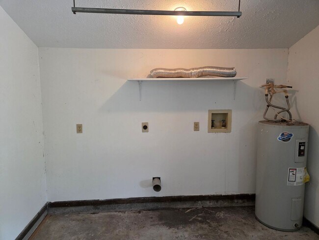 Building Photo - Peaceful Living at the End of a Cul-de-Sac!