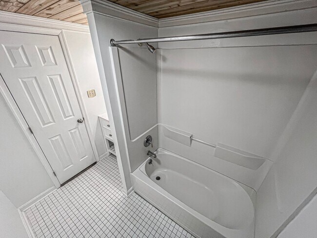 Building Photo - Remarkable Home With Spacious Deck And Detached Parking In A Quiet Cul De Sac In Woodbine Woods