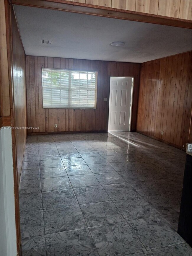 Building Photo - 1820 N 59th Ave