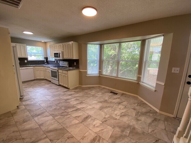 Building Photo - Updated 3 Bedroom, 2-1/2 Bathroom House on a Cul-de-sac