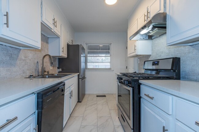 Building Photo - Beautiful 3 bedroom 1 bath, Available in April!