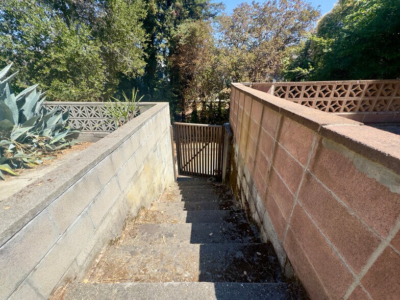 Building Photo - 914 Everett Ave