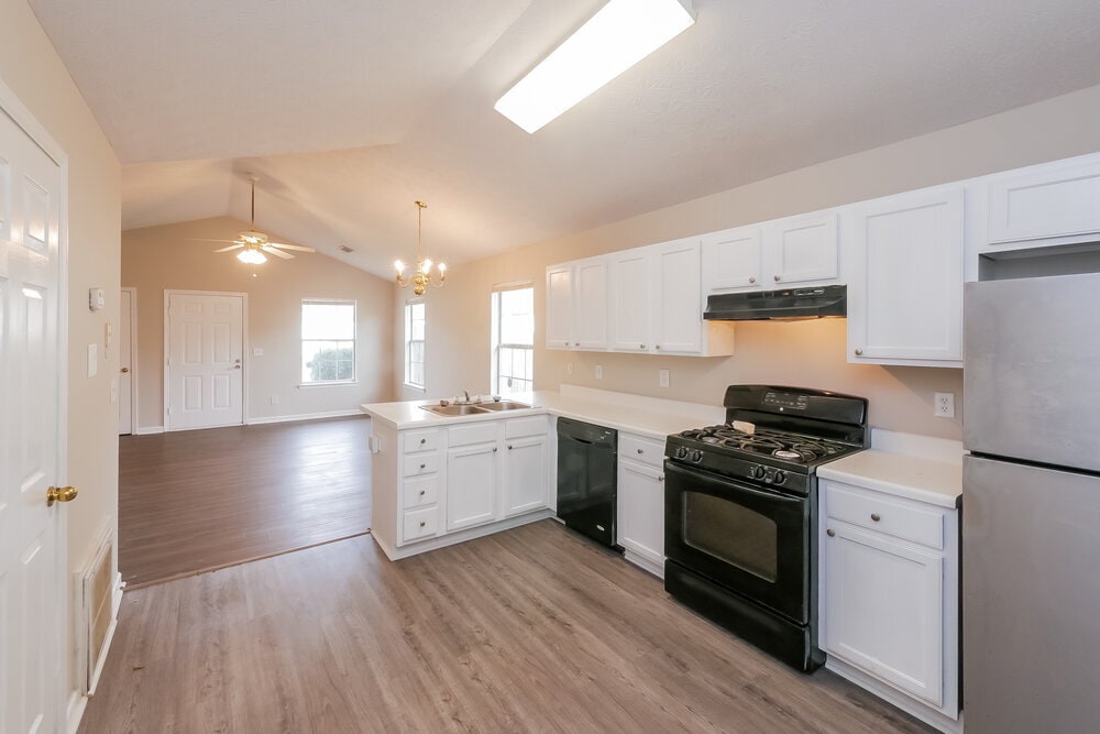 Building Photo - 521 Lakecourt Dr