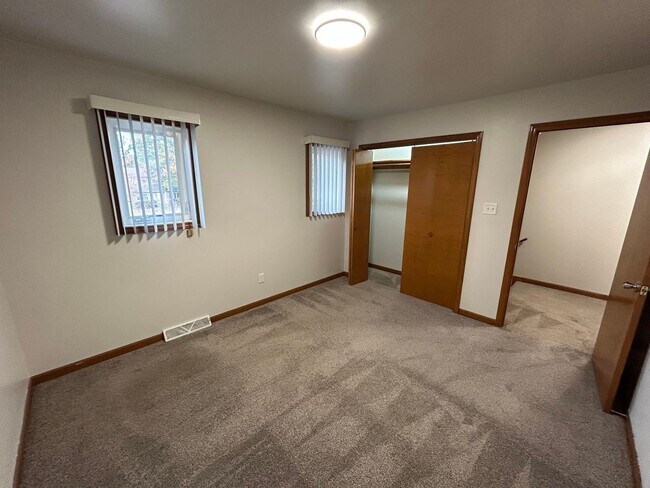 Building Photo - 2 bedroom, 1.5 bath Townhouse