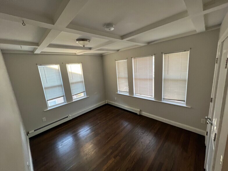 Building Photo - 77 Safford St