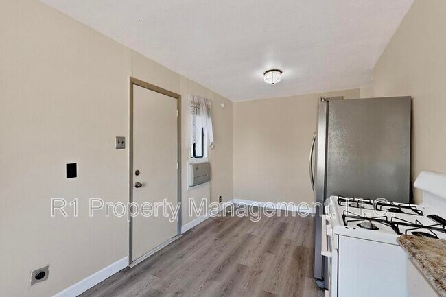 Building Photo - 165 Hilton Ave NW