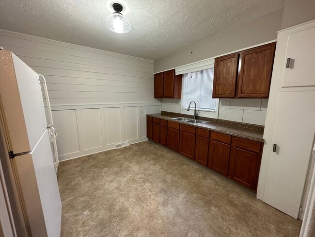 Building Photo - 619-621 Oakhill Ave