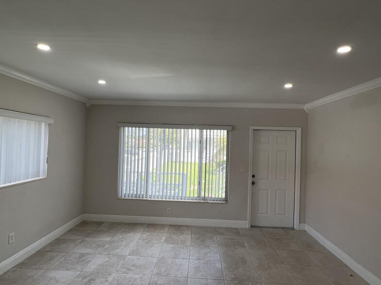 Living Room - 11630-11640 N Bayshore Dr