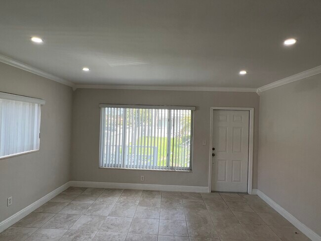 Living Room - 11630-11640 N Bayshore Dr