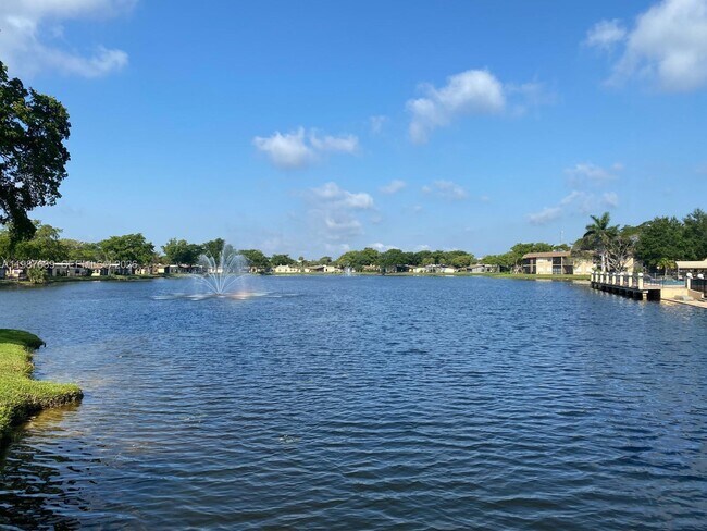 Building Photo - 516 Briarwood Cir