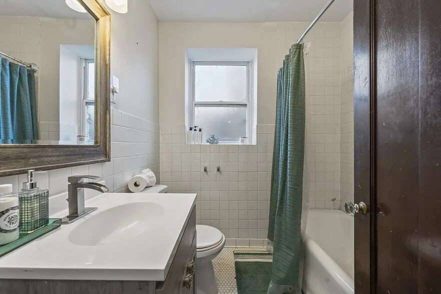 Building Photo - 6444 N Washtenaw Ave