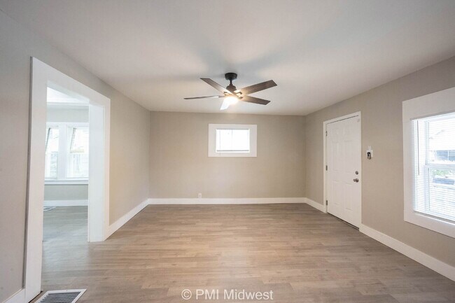 Building Photo - "Charming Urban Retreat: Cozy 1-Bedroom Ap...